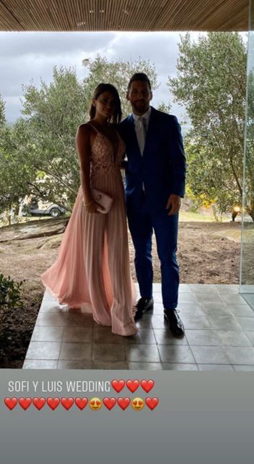 Gracias a su vestido escotado y con transparencias, Antonela Roccuzzo se robó todos los flashes en la nueva boda de Luis Suárez y Sofía Balbi. Instagram/antonelaroccuzzo