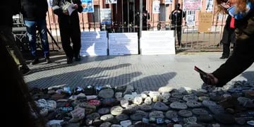 La “Marcha de las piedras”, en homenaje a las víctimas del Covid y en repudio a la gestión de la pandemia