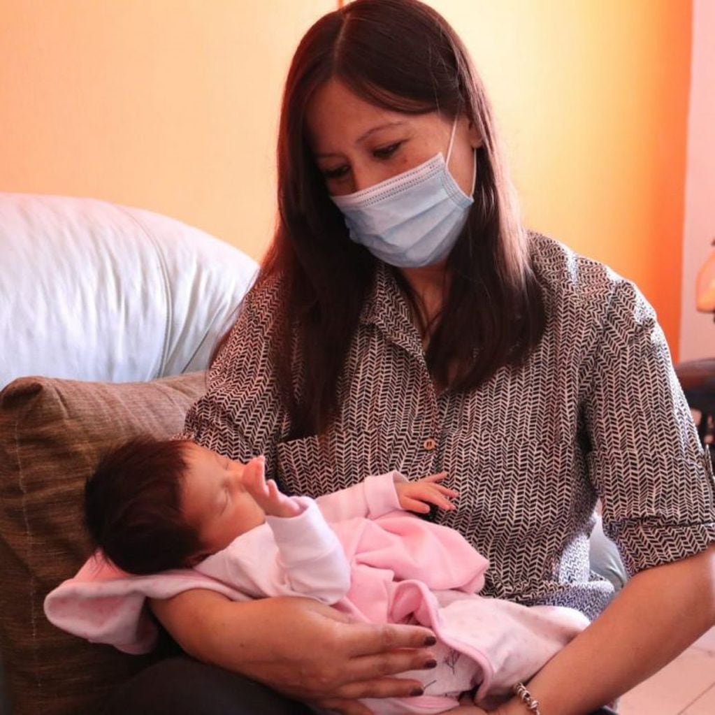 Isabela nació un mes atrás en el Hospital de Campaña.