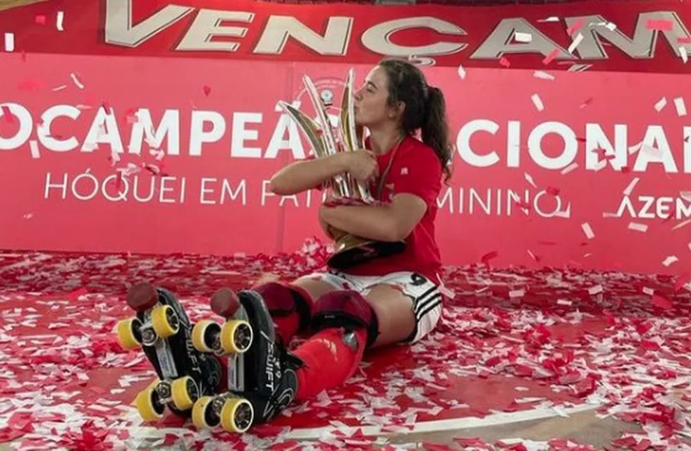 Flor Felamini abrazada a la copa de la Primera División de hockey sobre patines de Portugal.