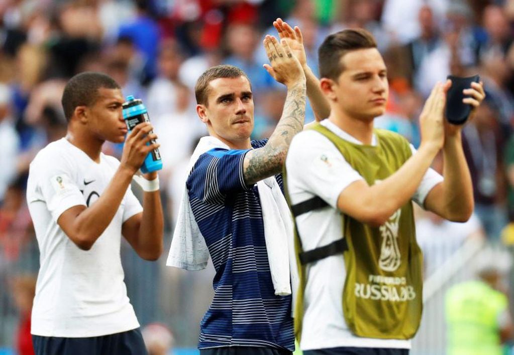 Moscow (Russian Federation), 26/06/2018.- Antoine Griezmann (C) of France and his teammates applaud fans after the FIFA World Cup 2018 group C preliminary round soccer match between Denmark and France in Moscow, Russia, 26 June 2018. The match ended 0-0.

(RESTRICTIONS APPLY: Editorial Use Only, not used in association with any commercial entity - Images must not be used in any form of alert service or push service of any kind including via mobile alert services, downloads to mobile devices or MMS messaging - Images must appear as still images and must not emulate match action video footage - No alteration is made to, and no text or image is superimposed over, any published image which: (a) intentionally obscures or removes a sponsor identification image; or (b) adds or overlays the commercial identification of any third party which is not officially associated with the FIFA World Cup) (Dinamarca, Mundial de Fútbol, Moscú, Rusia, Francia) EFE/EPA/FELIPE TRUEBA EDITORIAL USE ONLY rusia  futbol campeonato mundial 2018 futbol futbolistas partido seleccion francia dinamarca