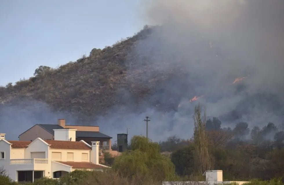 El fuego amenaza a Potrerillo de Larreta y a otras zonas urbanas próximas a Alta Gracia.