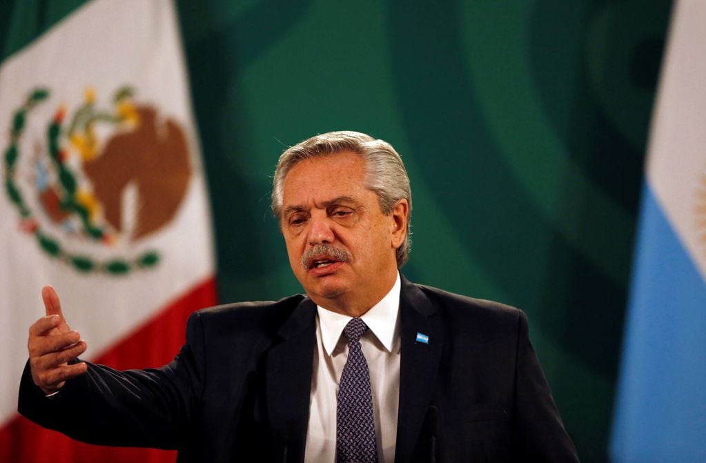El presidente Alberto Fernández ofrece una conferencia de prensa junto a su par mexicano, Andrés Manuel López Obrador. (AP/Marco Ugarte)