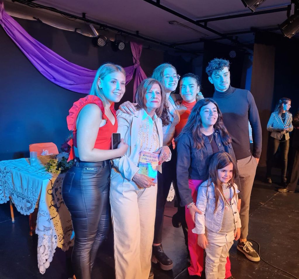 Gladys García junto a sus nietos en la presentación del libro "Mi pequeña entre la vida y la muerte: noventa días al límite".