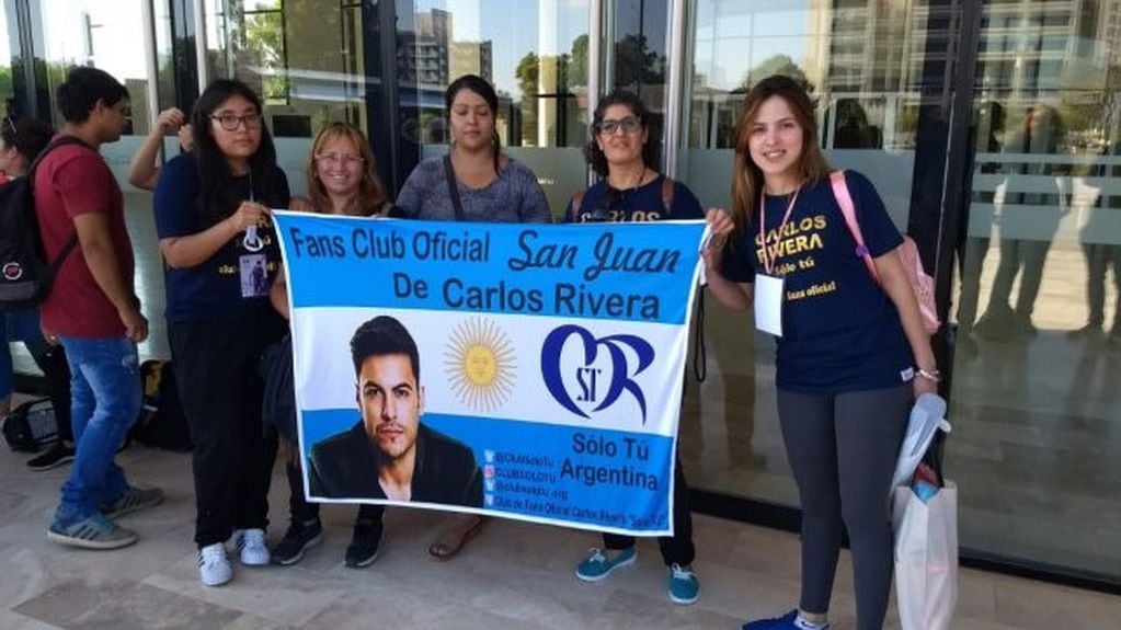 Las chicas que integran el club de fans oficial del músico mexicano pasaron más de 24 horas de acampe.