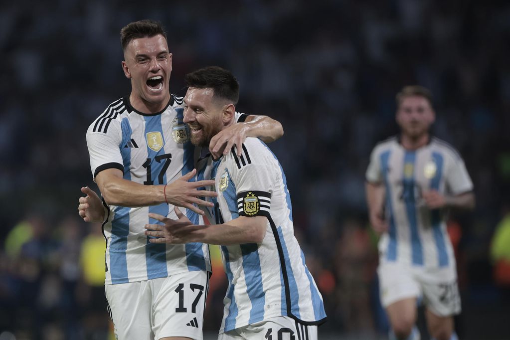 La más linda de todas: la camiseta de la Argentina con las tres estrellas.