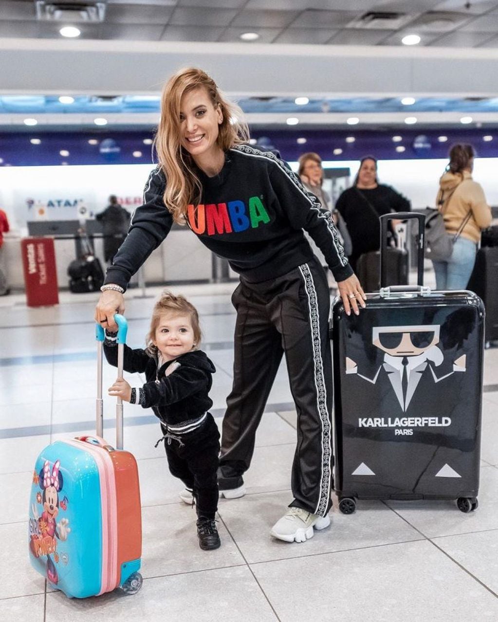 Jesica Cirio y su hija Chloe en el aeropuerto (Foto: Instagram/ jesicacirio)