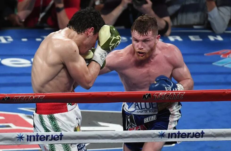 LAS VEGAS, NV - MAY 06: Canelo Alvarez (R) punches Julio Cesar Chavez Jr. during their catchweight bout at T-Mobile Arena on May 6, 2017 in Las Vegas, Nevada. Canelo Alvarez won by unanimous decision.   Ethan Miller/Getty Images/AFPn== FOR NEWSPAPERS, INTERNET, TELCOS & TELEVISION USE ONLY ==
