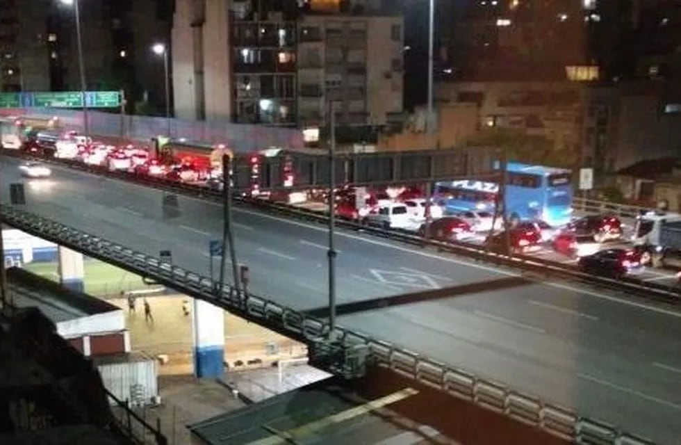 Accidente fatal en la autopista Buenos Aires - La Plata dejó un muerto y un policía herido.