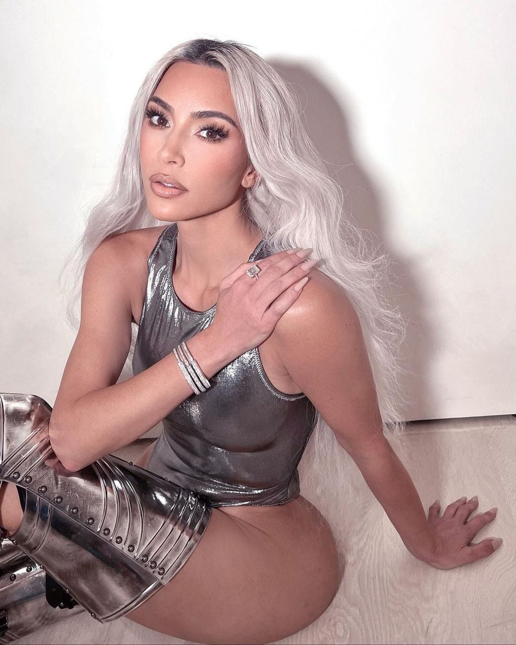 Kim Kardashian y un atrapante look galáctico: body metalizado y bucaneras estilo armadura.
