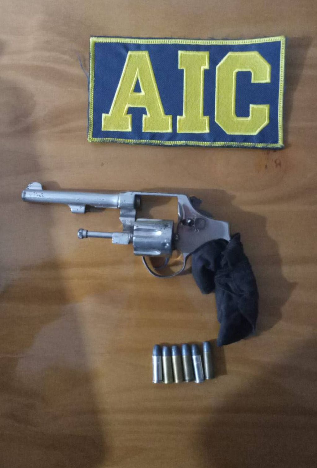 El personal de la AIC secuestró un revólver como parte de las medidas judiciales.