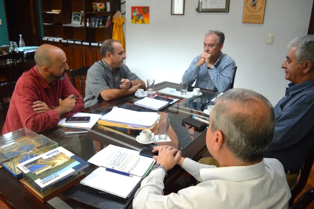 El ministro Carlos Stanic (al centro) dispuso convocar a gobiernos municipales con el objetivo de abordar de modo conjunto la planificación estratégica en torno a cuestiones que integran hábitat, vivienda y desarrollo urbano en la provincia.