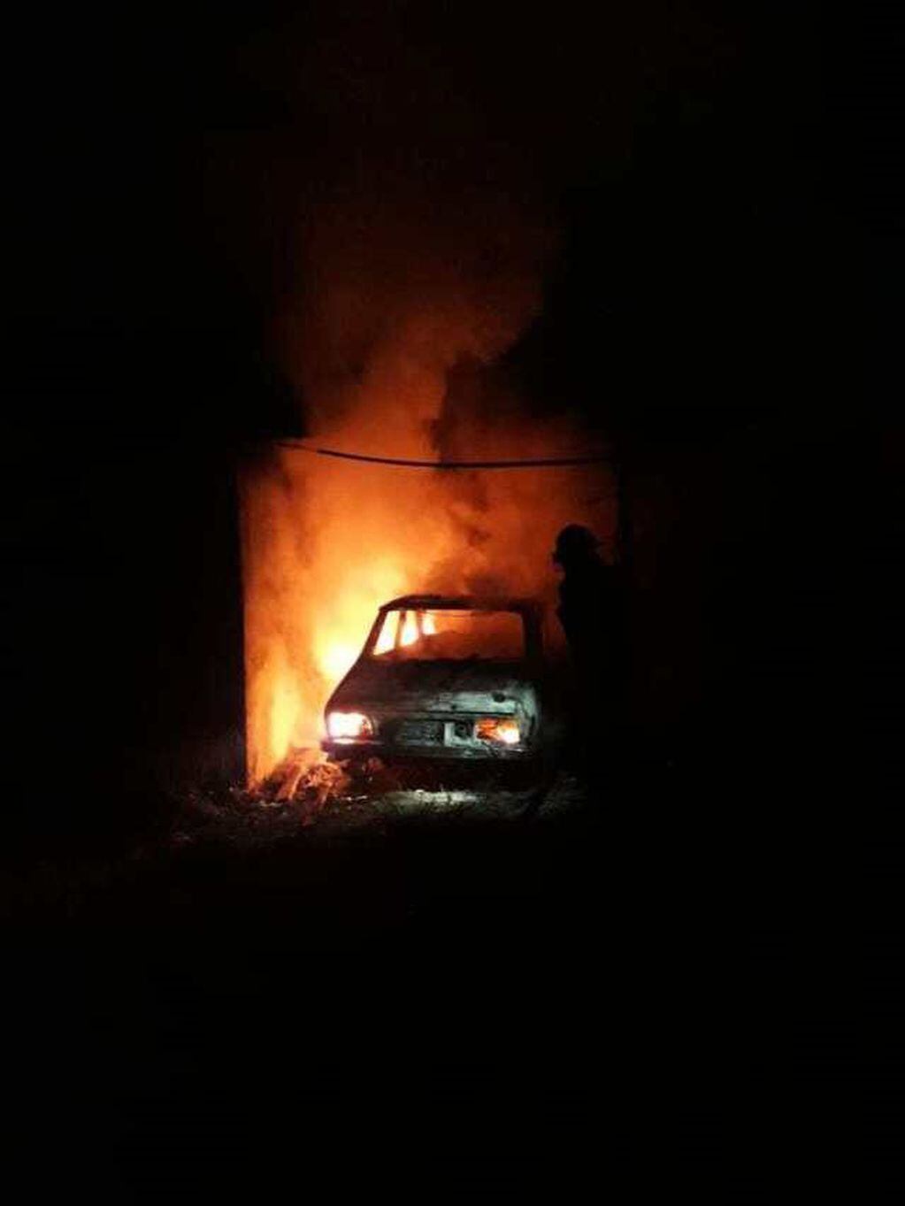 Vehículo incendiado en Villa Allende (Foto: Diario Sierras)