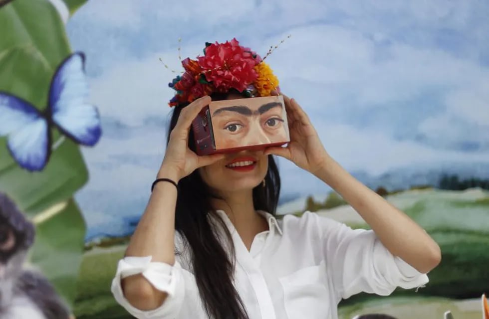 ACOMPAÑA CRÓNICA: MÉXICO ARTE TECNOLOGÍA - MEX01. CIUDAD DE MÉXICO (MÉXICO), 23/05/2018.- Una mujer observa imágenes en 360 grados de la pintora mexicana Frida Kahlo por medio de un dispositivo hoy, miércoles 23 de mayo de 2018, en la Ciudad de México (México). El titán tecnológico Google lanzó hoy la retrospectiva digital \