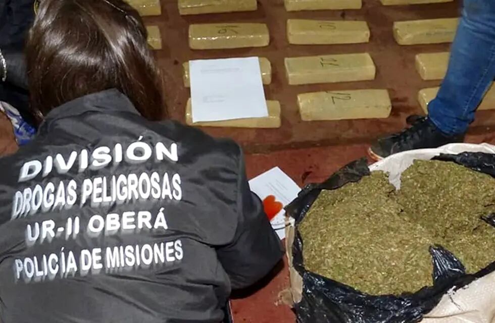 Persecución y arresto por transporte de marihuana. Policía de Misiones