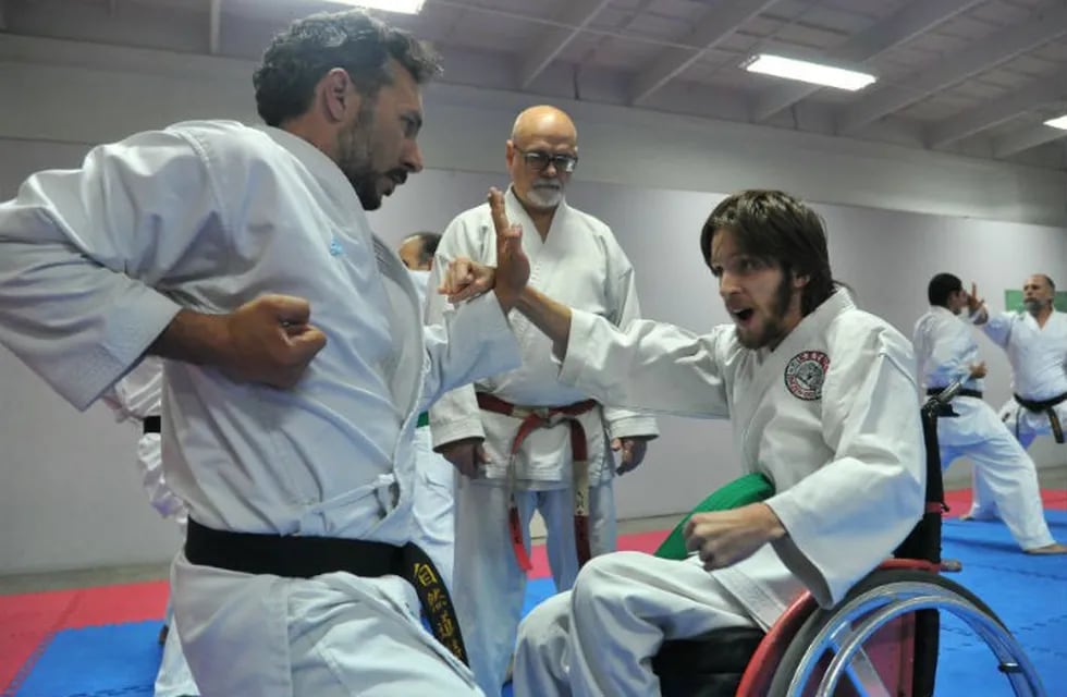 En acción. Diego Castello entrena con deportistas “convencionales” que a veces se sientan en sillas de ruedas. Nada lo hace retroceder. Un ejemplo.