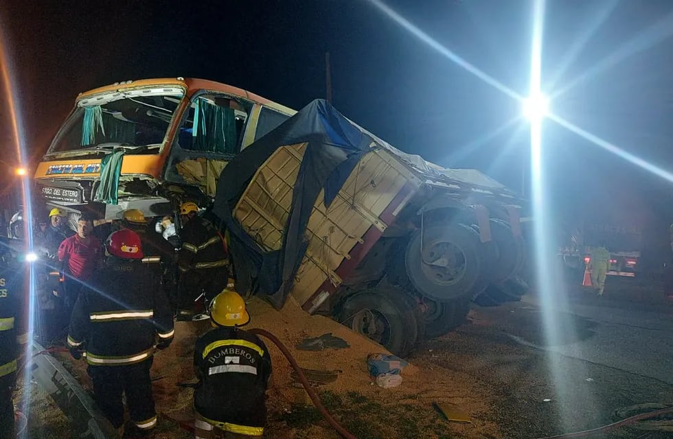 La colisión con el camión ocurrió a la madrugada, al noroeste de Ibarlucea.