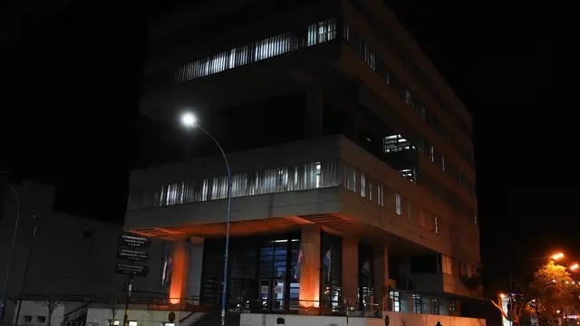 El edificio de la Municipalidad de Rafaela, iluminado de naranja, para concientizar sobre el TDAH