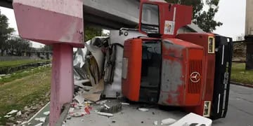 Camión volcado en Costanera