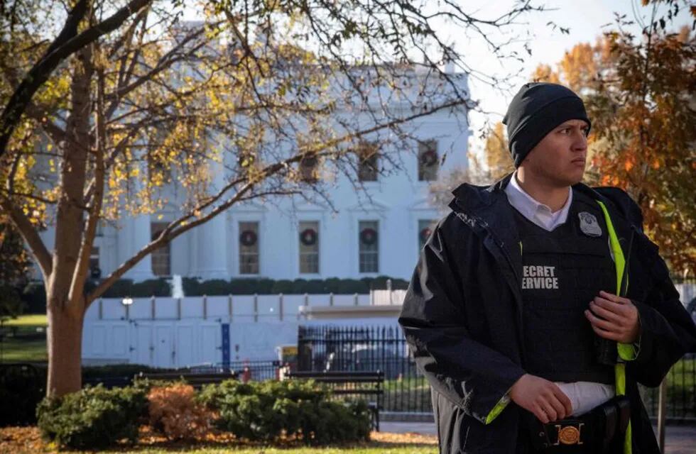 A uniformed Secret Service officer patrols the grounds at the White House in Washington, DC, on November 26, 2019, during a lockdown following an air space violation. (Photo by Eric BARADAT / AFP)