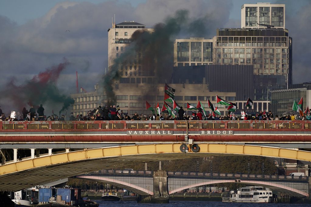 Manifestantes con banderas y bengalas marchan en apoyo a los palestinos en Londres, sábado 11 de noviembre de 2023. (AP Foto/Alberto Pezzali)