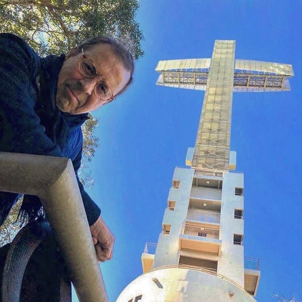 Mario Markic en la imagen divulgada en Twitter con la Cruz de Santa Ana que visitó y grabó para su programa de este sábado.