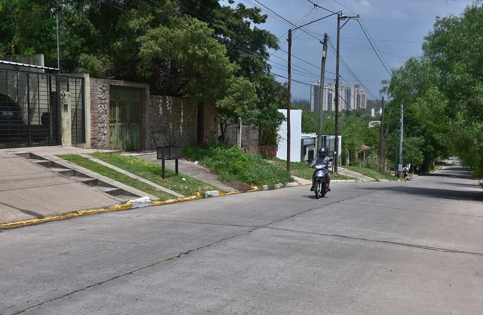 Una joven de 26 años fue herida de un disparo este lunes por la noche al robarle la mochila en barrio San Ignacio, de la Capital. Foto Ramiro Pereyra