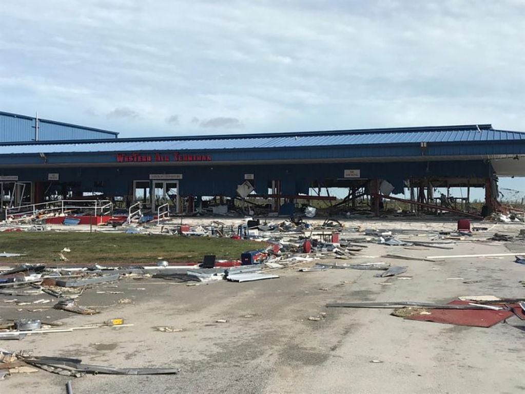 El Aeropuerto Internacional de Grand Bahama, devastado. (AFP)