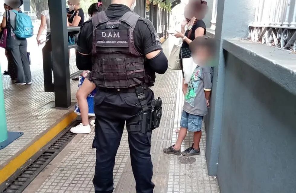 Olvidó a su hijo de 7 años en una parada de colectivos en Posadas.