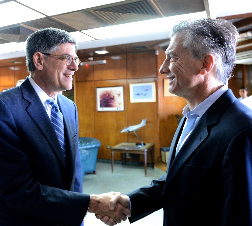 Argentine President Mauricio Macri (R) shakes hands with US Treasury Secretary Jack Lew during a meeting in the military section of the Jorge Newbery airport, in Buenos Aires on September 26, 2016. / AFP PHOTO / HO / RESTRICTED TO EDITORIAL USE - MANDATORY CREDIT 