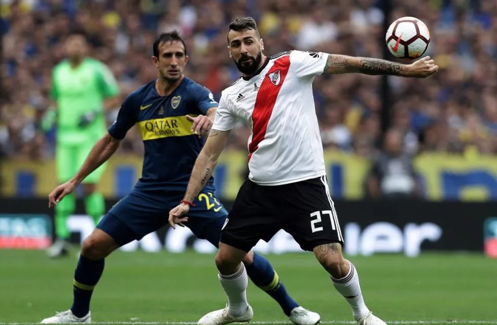 TOPSHOT - River Plate's Lucas Pratto (R) and Boca Juniors' Carlos Izquierdoz during the first leg match of their all-Argentine Copa Libertadores final, at La Bombonera stadium in Buenos Aires, on November 11, 2018. (Photo by Alejandro PAGNI / AFP)