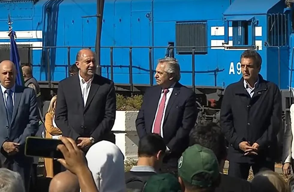 Alberto Fernández junto a Omar Perotti y Sergio Massa en el acto inaugural tren Rosario-Cañada de Gómez.