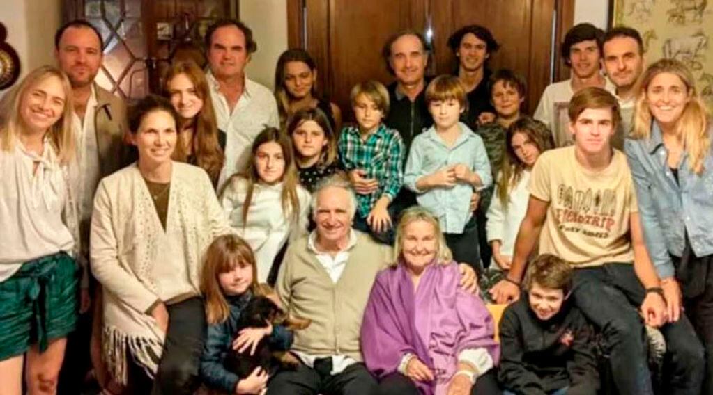 La familia Heguy reunida en torno a los abuelos 