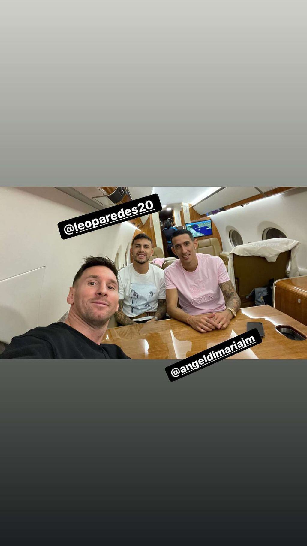 Lionel Messi viaja rumbo a París junto a Ángel Di María y Leandro Paredes, sus compañeros del PSG.