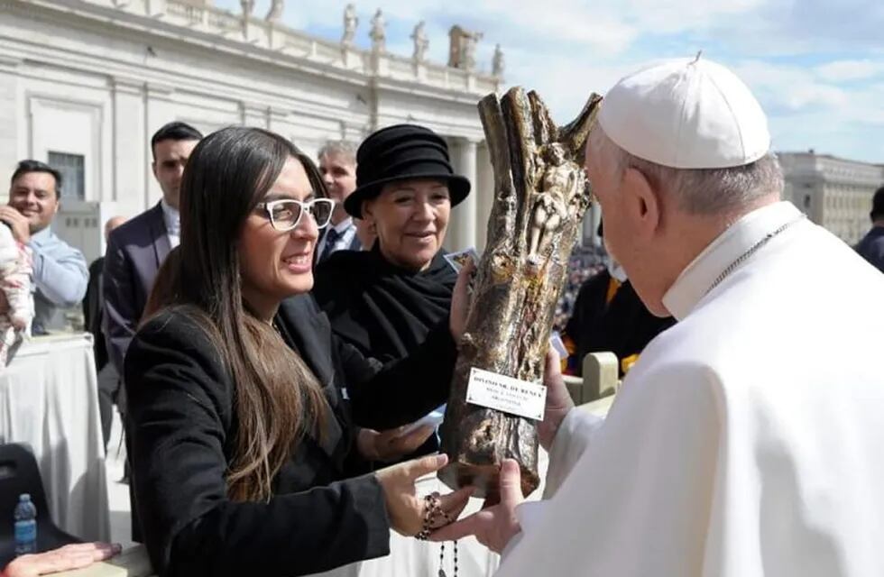Una comitiva le entregó al Papa una réplica del Cristo de Renca.