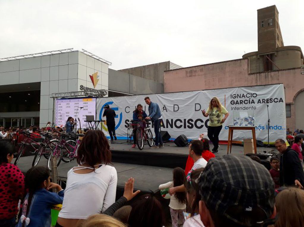 Ignacio García Aresca entrega bicicletas en los festejos