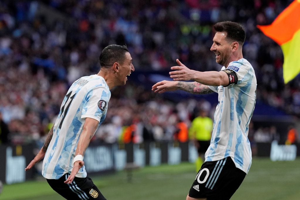 Ángel Di María y Lionel Messi en un abrazo de gol en Wembley. (AP)