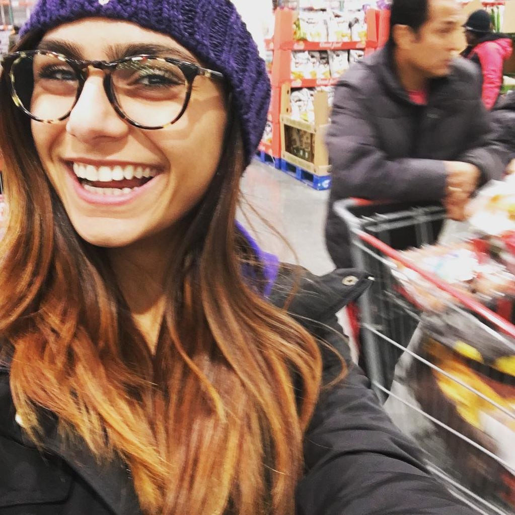 Mia Khalifa en el supermercado en su primera foto de Instagram.