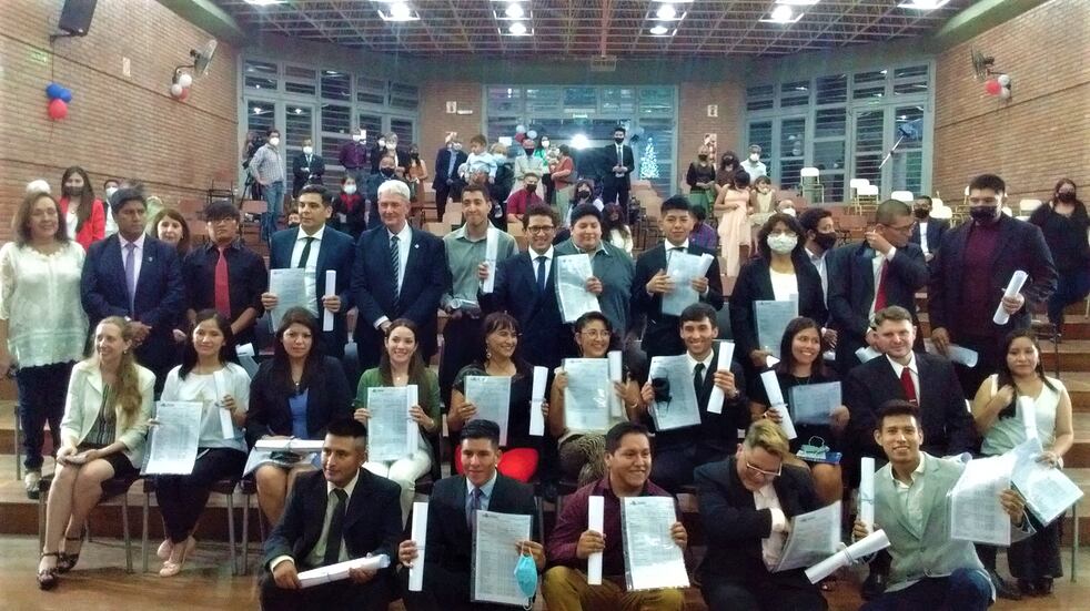 Los treinta nuevos profesionales posaron con sus diplomas, junto a las autoridades universitarias.