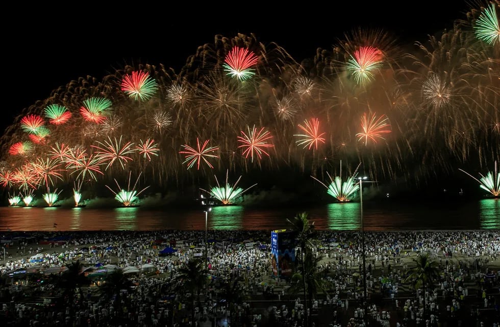 Los fuegos artificiales explotan sobre la playa de Copacabana durante las celebraciones de Año Nuevo, en Río de Janeiro, Brasil.