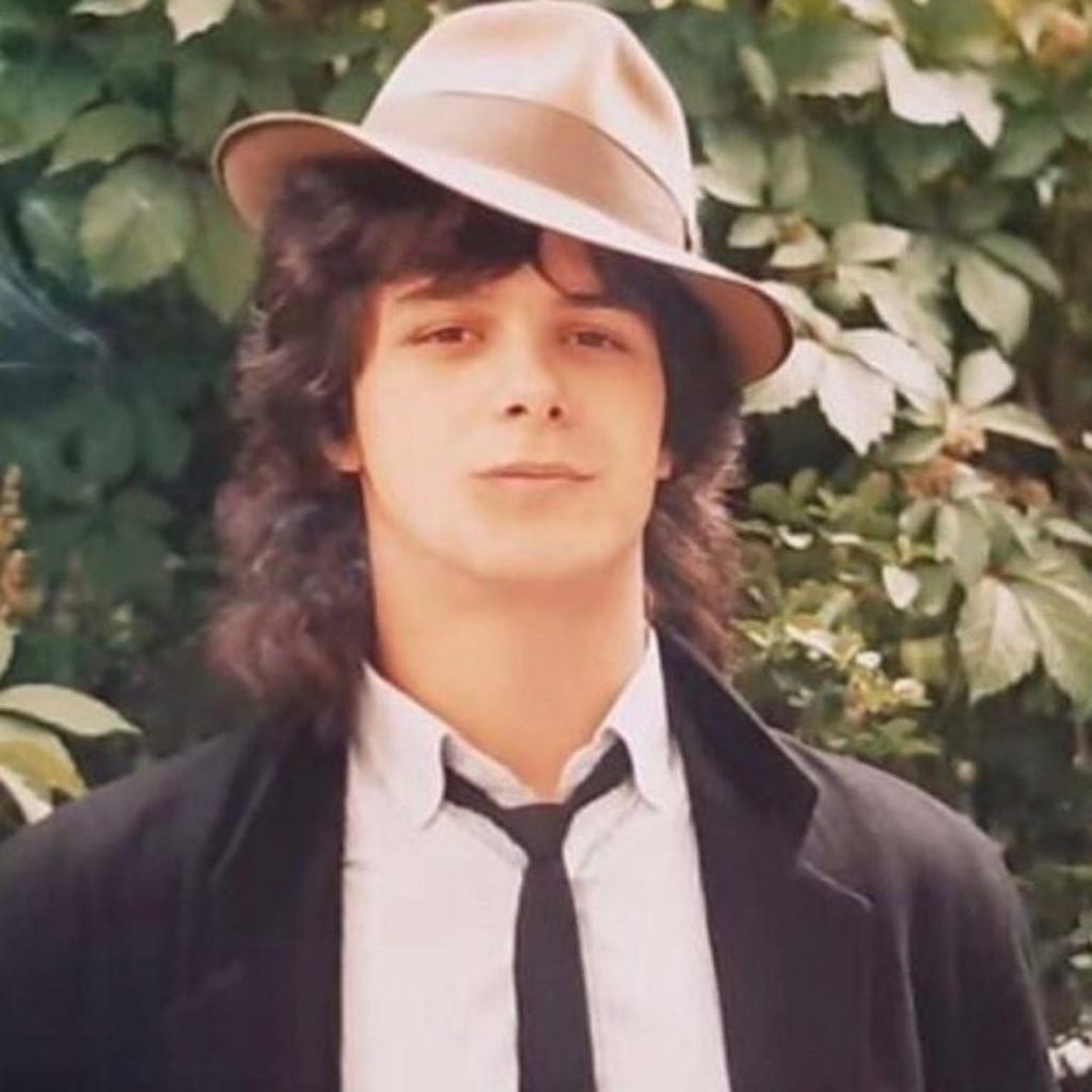 Alejandro Sanz subió una foto retro con sombrero y pelo largo