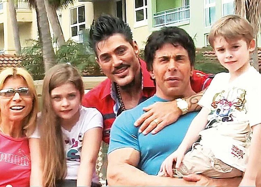 Gustavo Martínez con Ricardo Fort y sus hijos, Felipe y Martita