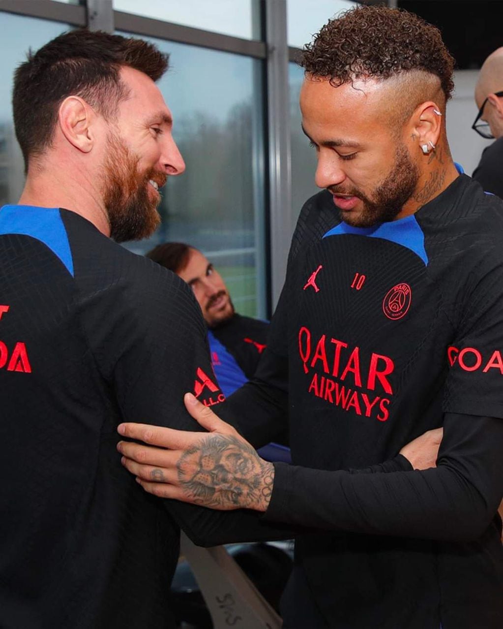 Neymar felicitó a Messi cuando se reencontraron en el entrenamiento de PSG.