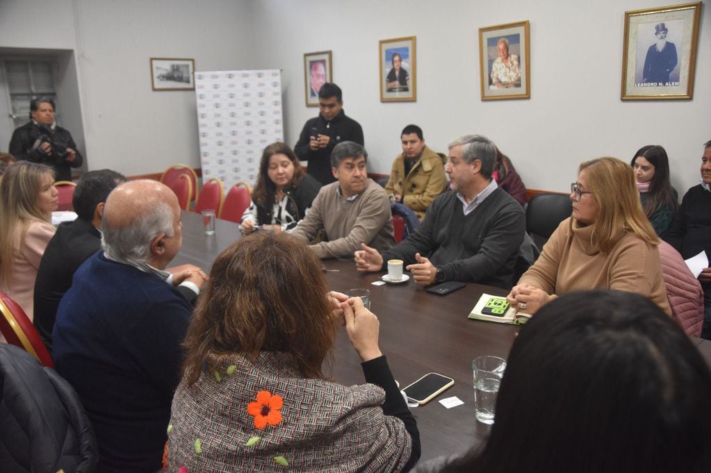 La Comisión de Salud de la Legislatura de Jujuy se reunió este lunes y recibió a directivos del Colfarjuy.