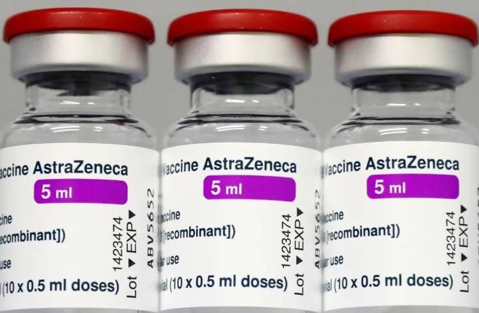 DEMORADA. El principio activo de la vacuna de AstraZeneca ya se está fabricando en Mabxience, Argentina, pero el envasado en México viene demorado. (AP)