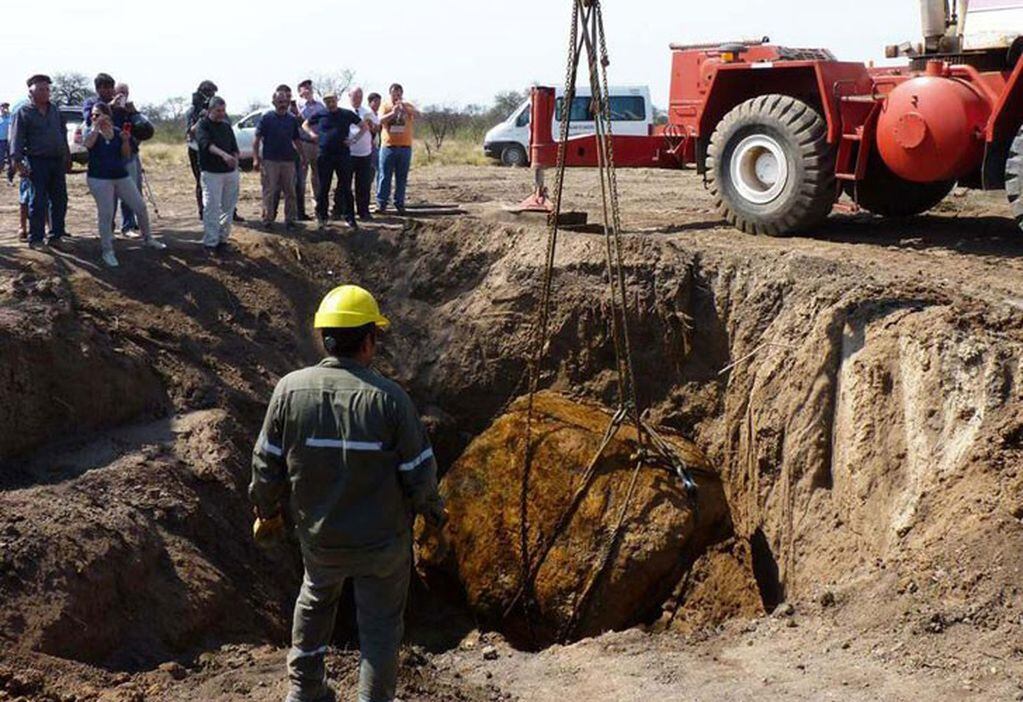 Meteorito de 30 toneladas siendo extraído para su preservación (Diario El Provincial)