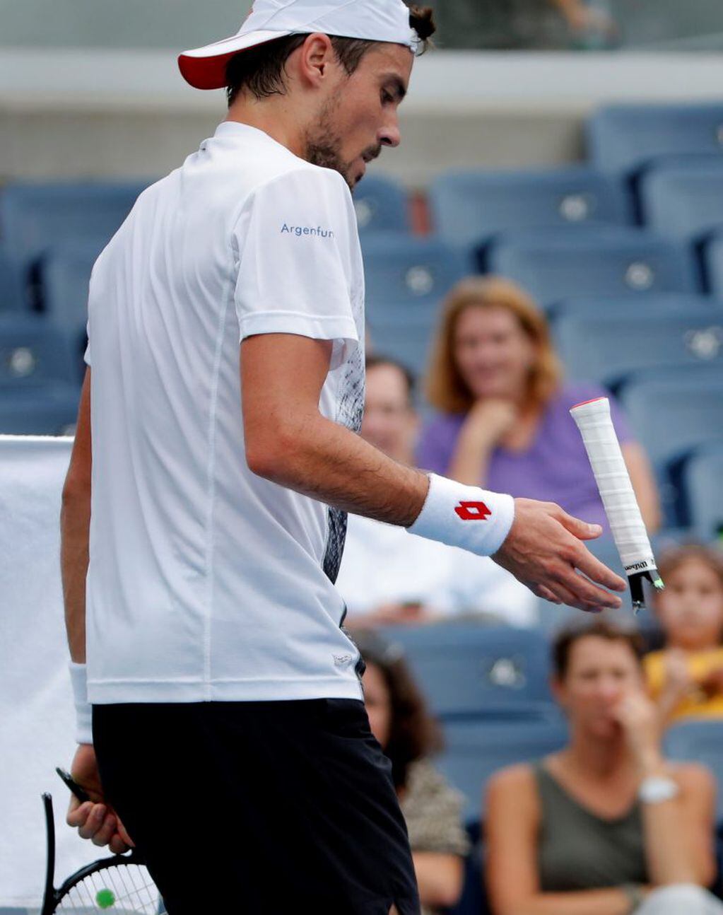 Pura impotencia: Guido Pella rompió su raqueta. Foto: AP.