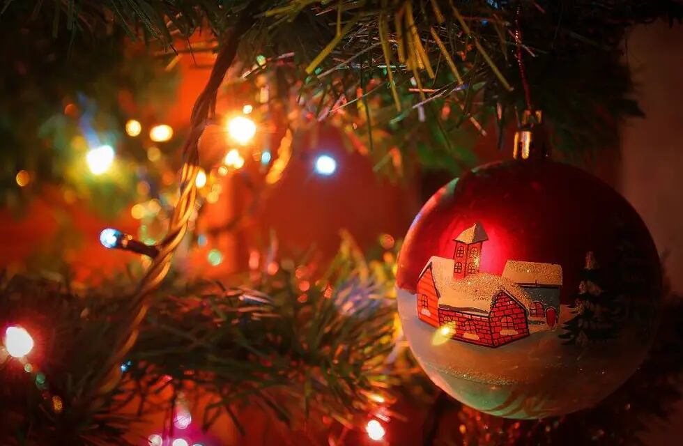 Un adolescente murió electrocutado con las luces de su árbol de Navidad 