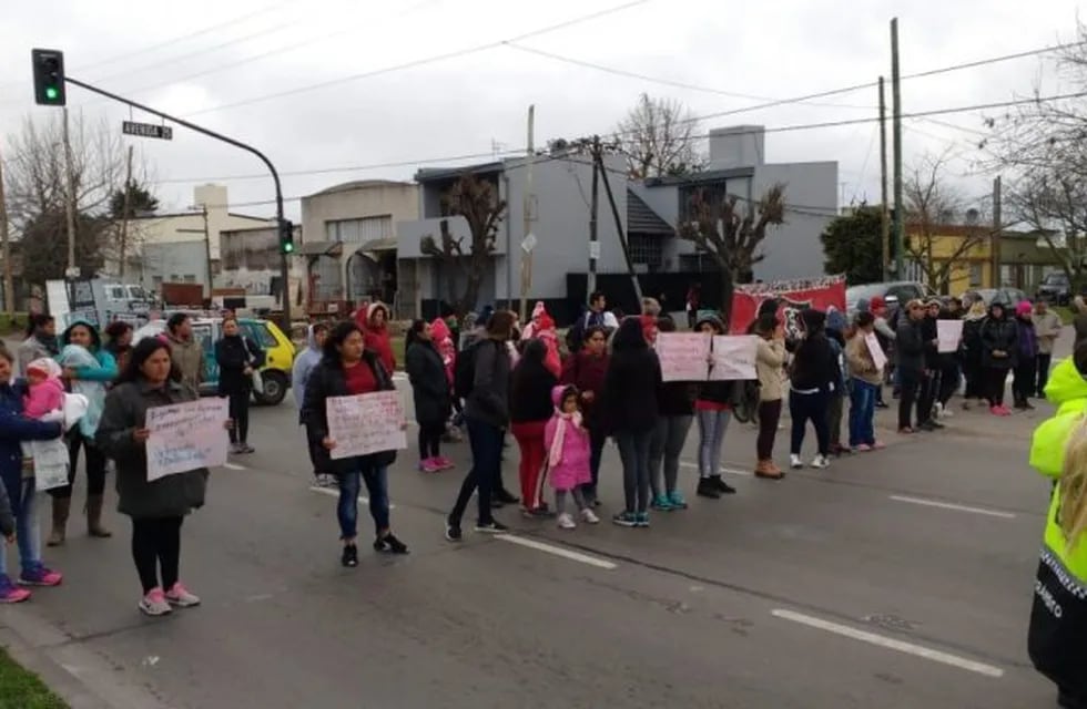 Vecinos de Altos de San Lorenzo se movilizan en reclamo de mejoras barriales.