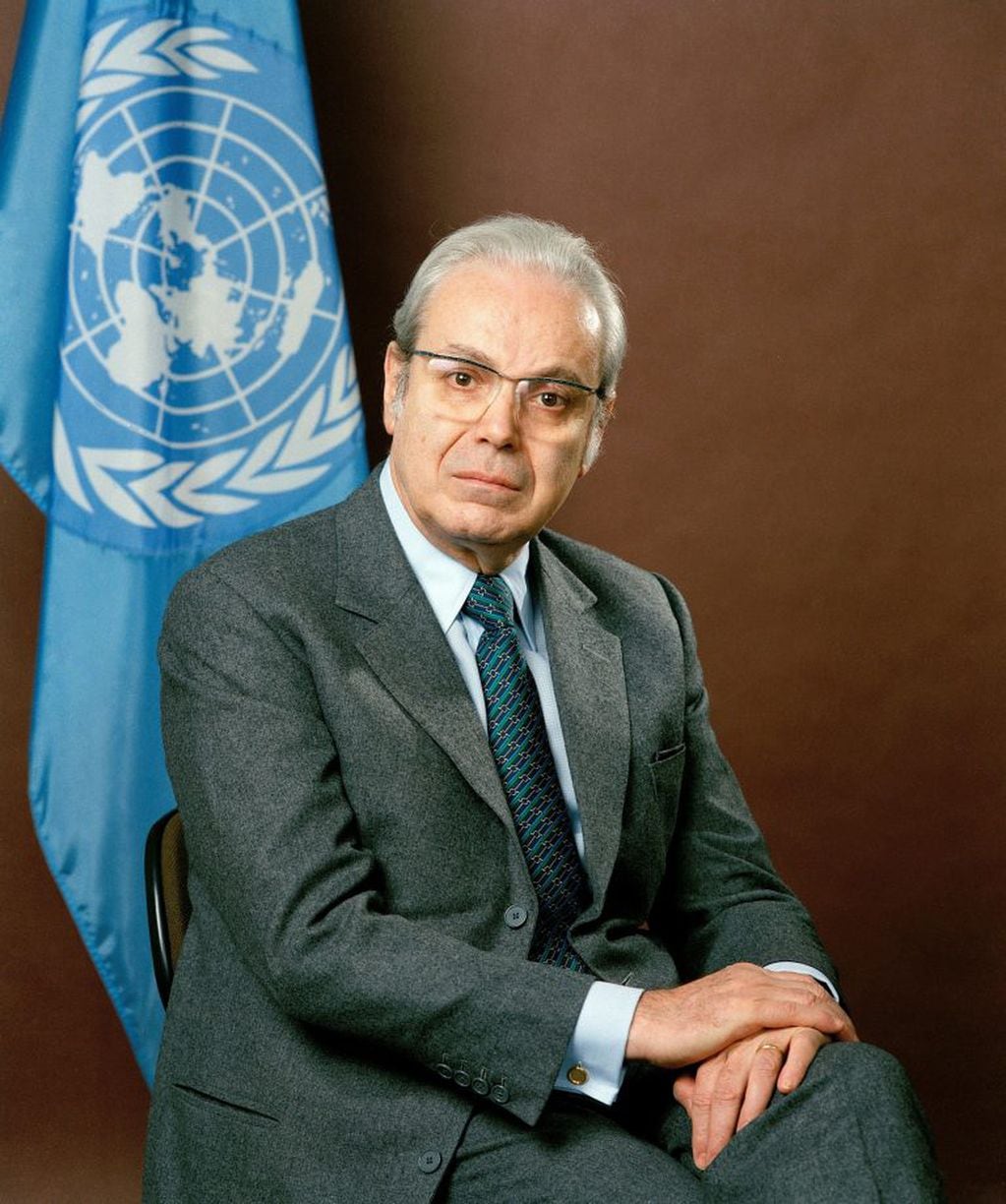 Segundo retrato oficial de su quinto secretario general, Javier Pérez de Cuéllar.